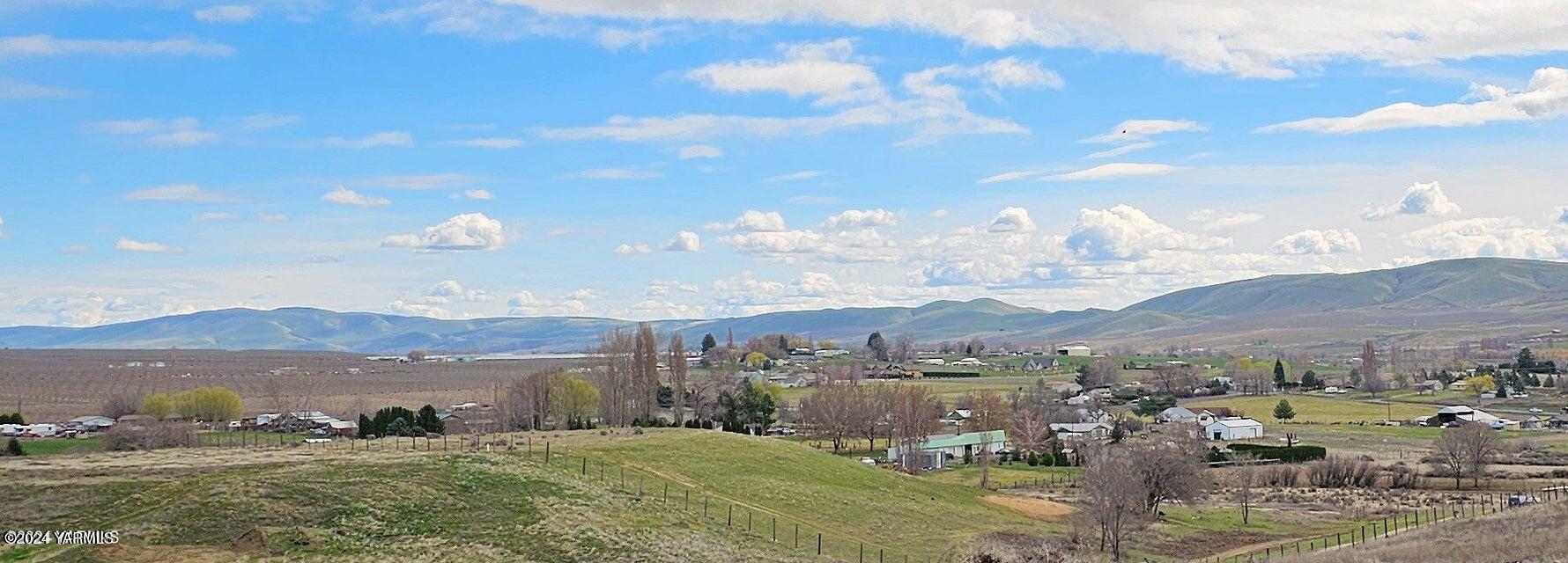 181 Schut Road, Unit 34 Moxee, WA 98936 - Photo 5 of 18 a view of a town with mountains in the background
