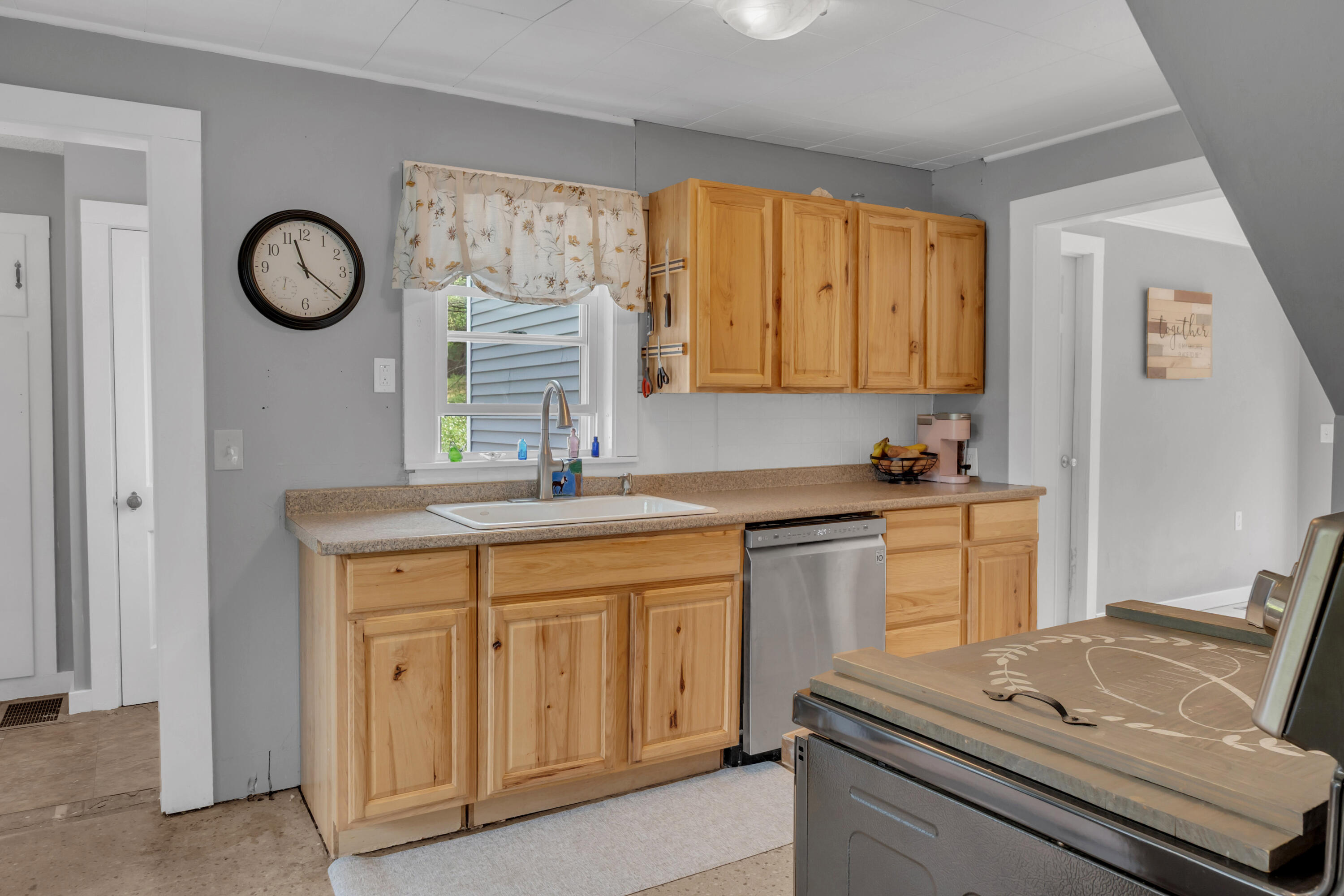 133 Middlesex Road Topsham, ME 04086 - Photo 10 of 69 Kitchen