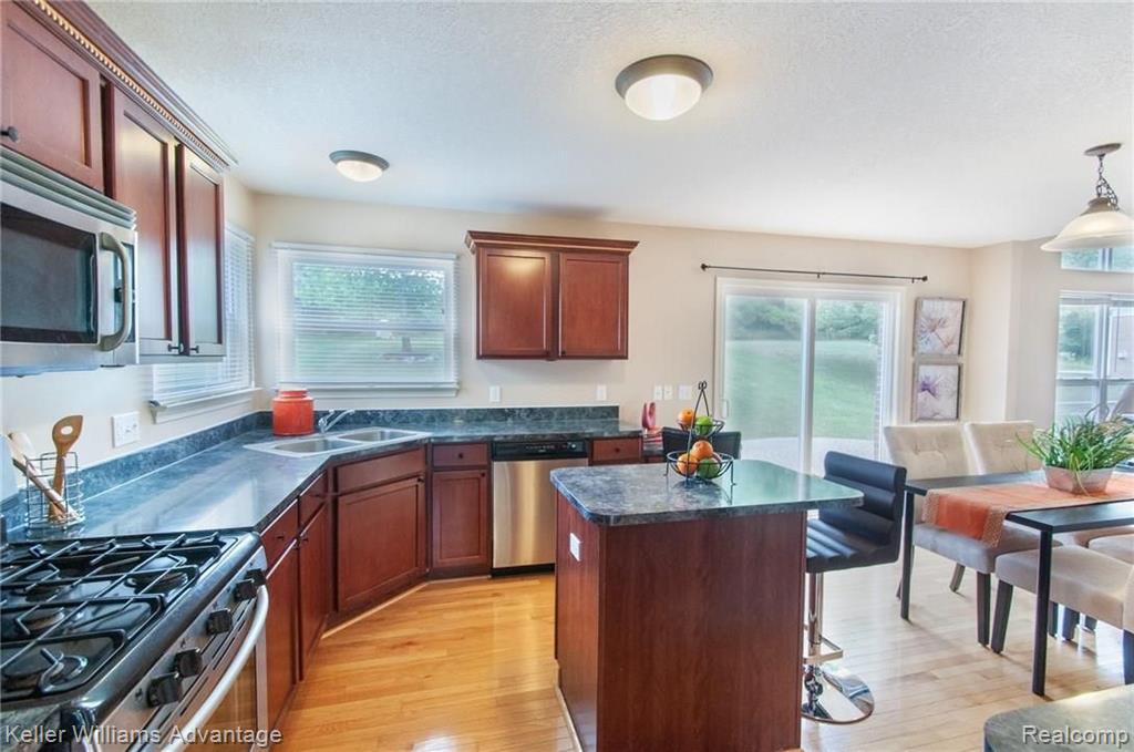 16405 Ridgewood Court Northville, MI 48168 - Photo 3 of 41