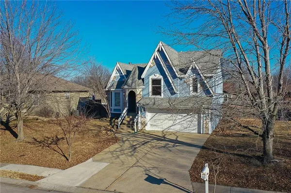 $325,000 | 2407 South Harding Street, Oak Grove, MO 64075