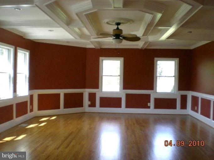 6524 Elmdale Road Alexandria, VA 22312 - Photo 4 of 9 Living Room