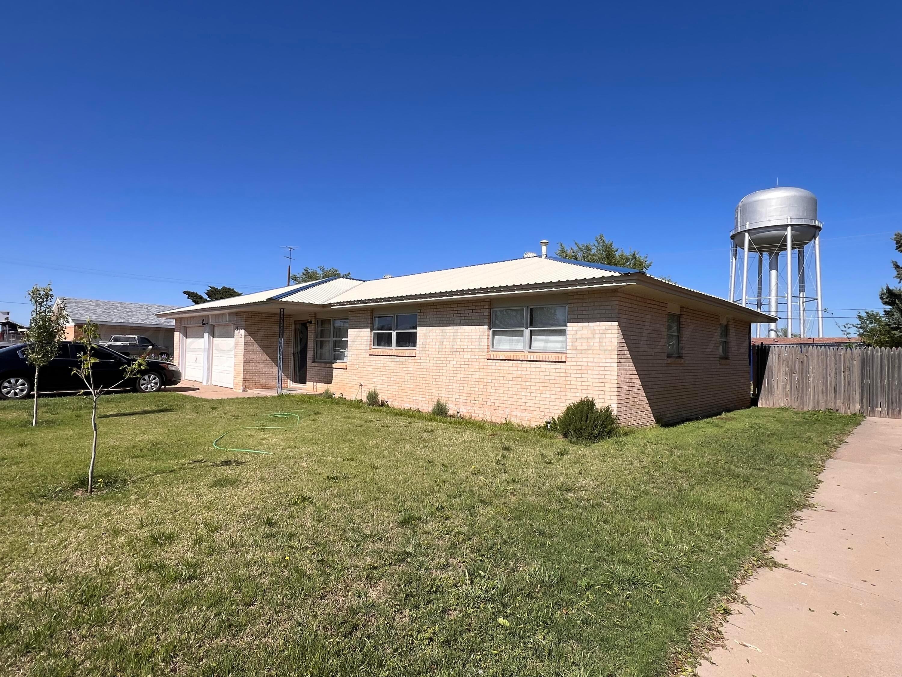 242 Beach Street Hereford, TX 79045 - Photo 4 of 17 IMG_9964