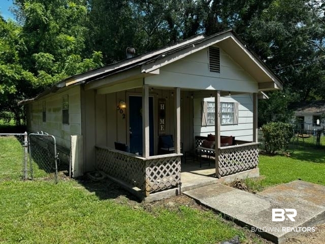 502 Forest Street Mobile, AL 36611 - Photo 2 of 10 View of front facade with a front yard