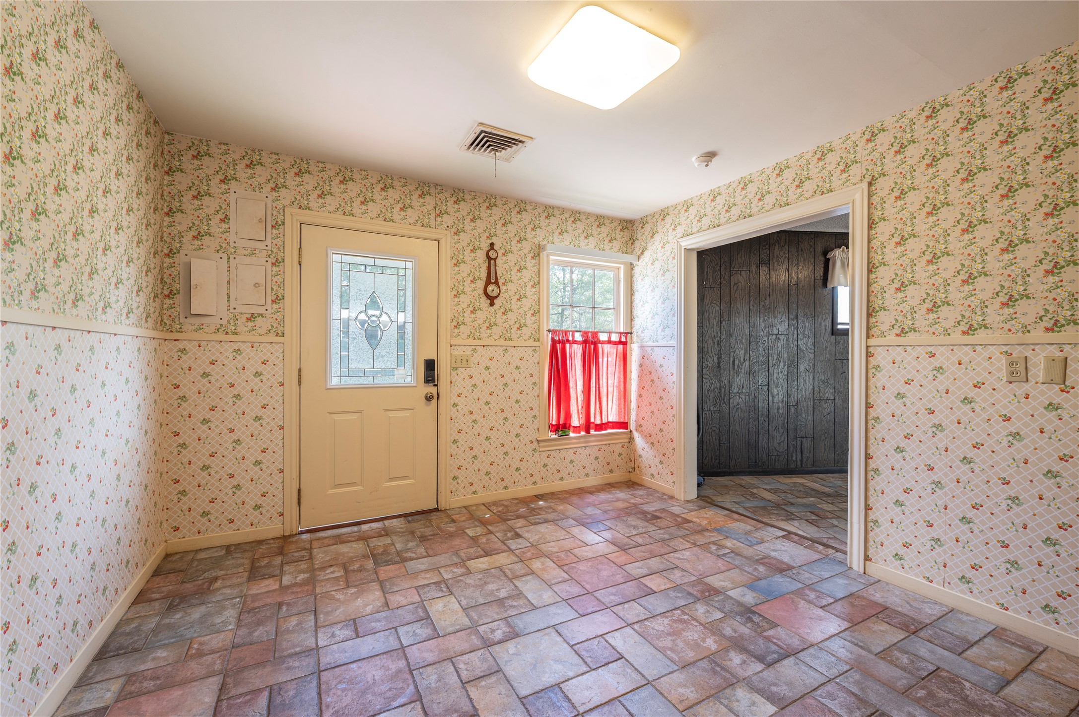 418 East Strand Street El Campo, TX 77437 - Photo 14 of 20 en empty room with window and a bathroom