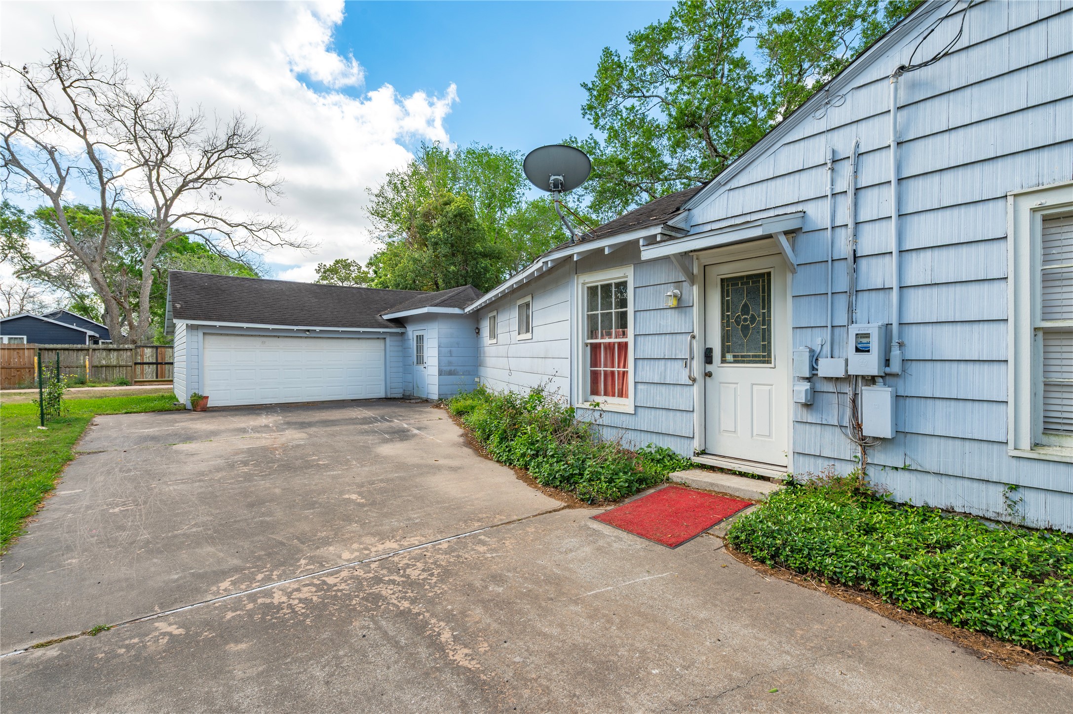 418 East Strand Street El Campo, TX 77437 - Photo 19 of 20 a front view of a house with garden