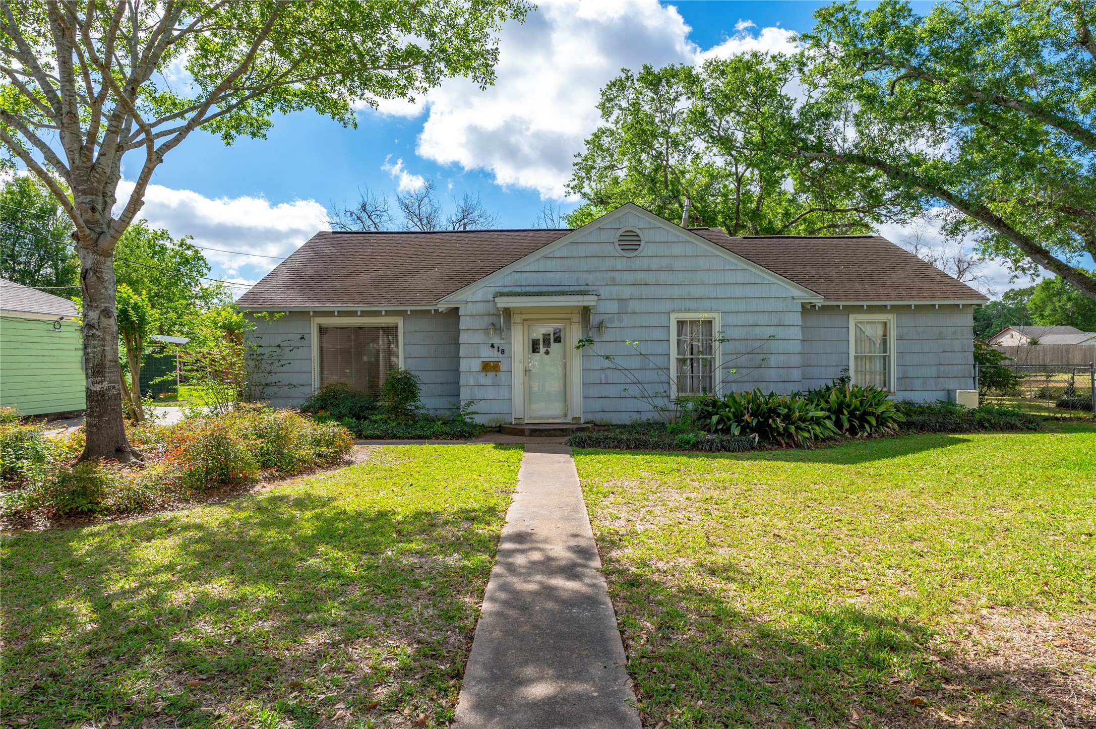 418 East Strand Street El Campo, TX 77437 - Photo 3 of 20 a front view of a house with yard and green space