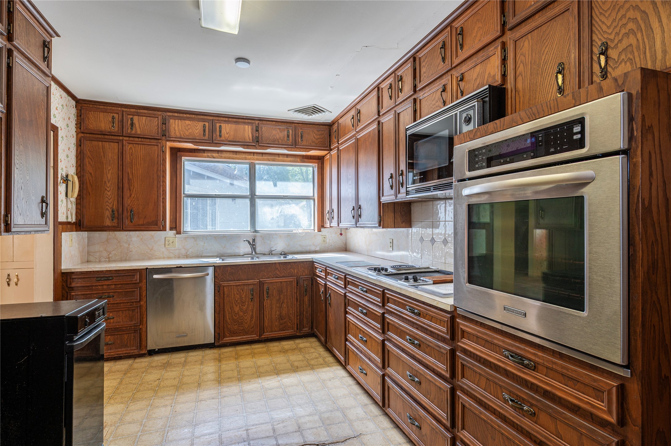 418 East Strand Street El Campo, TX 77437 - Photo 5 of 20 a kitchen with stainless steel appliances granite countertop a stove and a sink