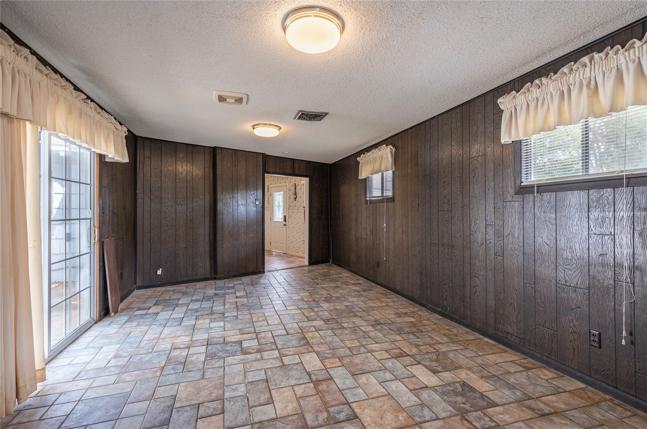 418 East Strand Street El Campo, TX 77437 - Photo 7 of 20 a view of entryway with a front door