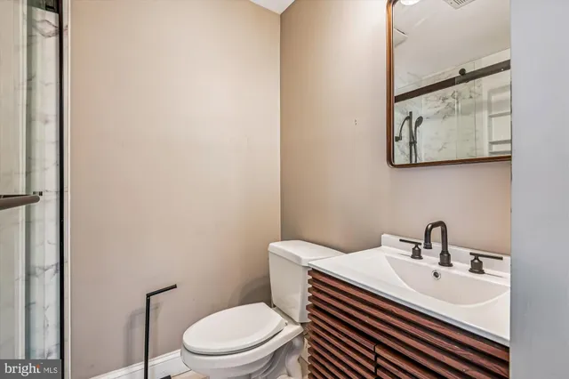 a view of a yard with a house