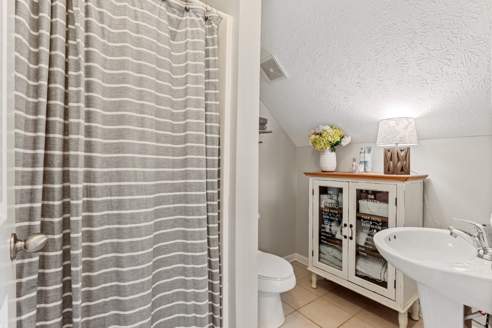 105 South Palmers Chapel Road White House, TN 37188 - Photo 26 of 42 Full second floor bathroom