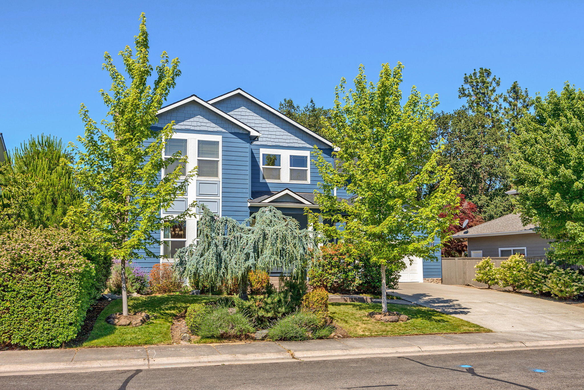 523 Ridgeway Avenue Central Point, OR 97502 - Photo 2 of 68 a view of a house with a yard and plants