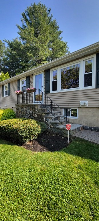 22 Ledgewood Road Wakefield, MA 01880 - Photo 34 of 34 a front view of a house with a garden