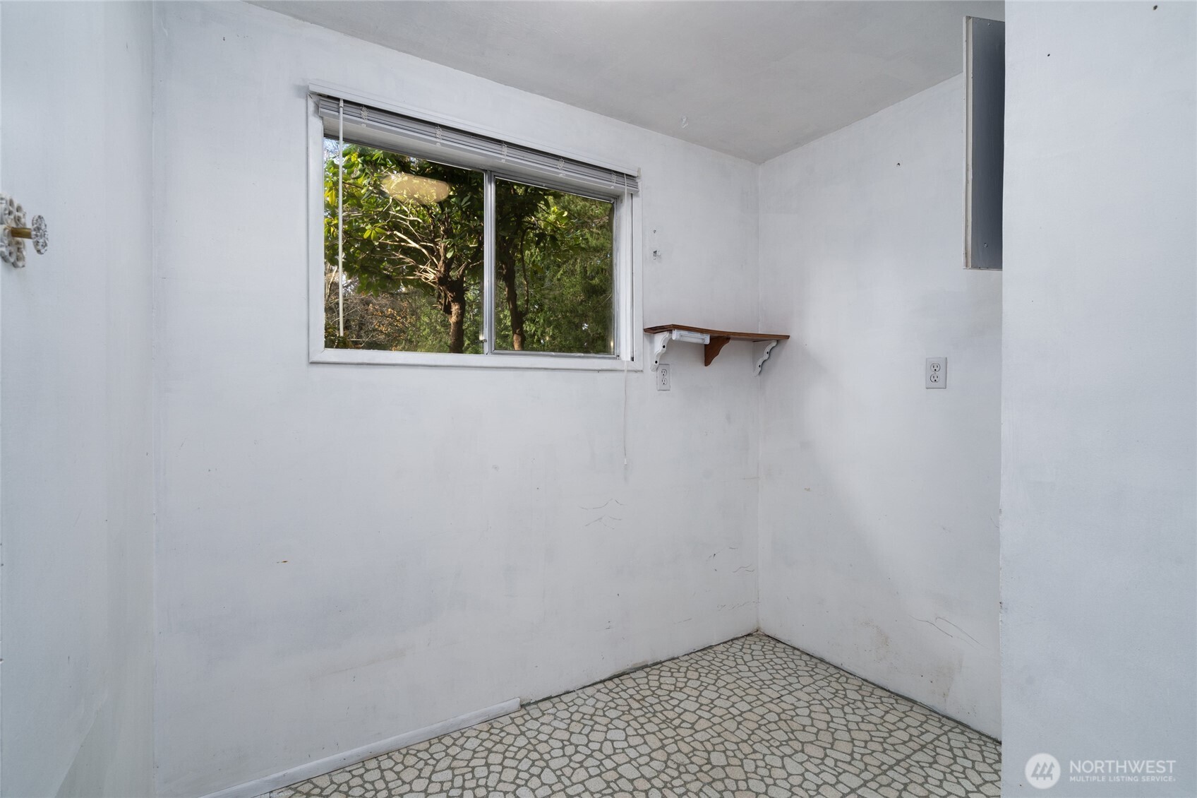 22491 Grip Road Sedro-Woolley, WA 98284 - Photo 10 of 40 a view of a small space