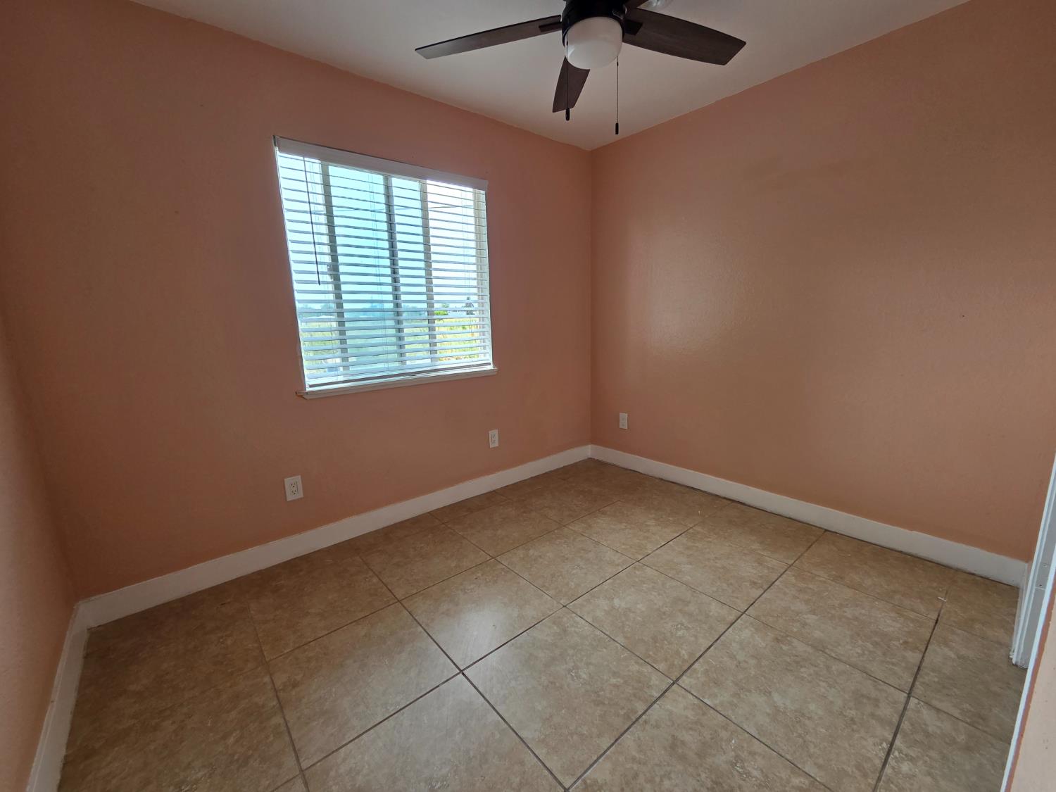 5010 Powerline Road, Unit D Olivehurst, CA 95961 - Photo 11 of 12 an empty room with a window