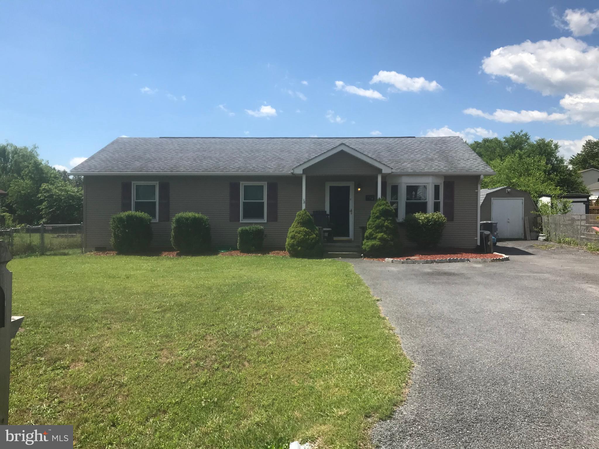 Adorable Rancher with fully fenced backyard