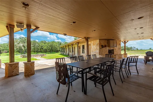 a view of backyard of the house