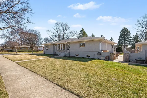 a view of a house with a yard