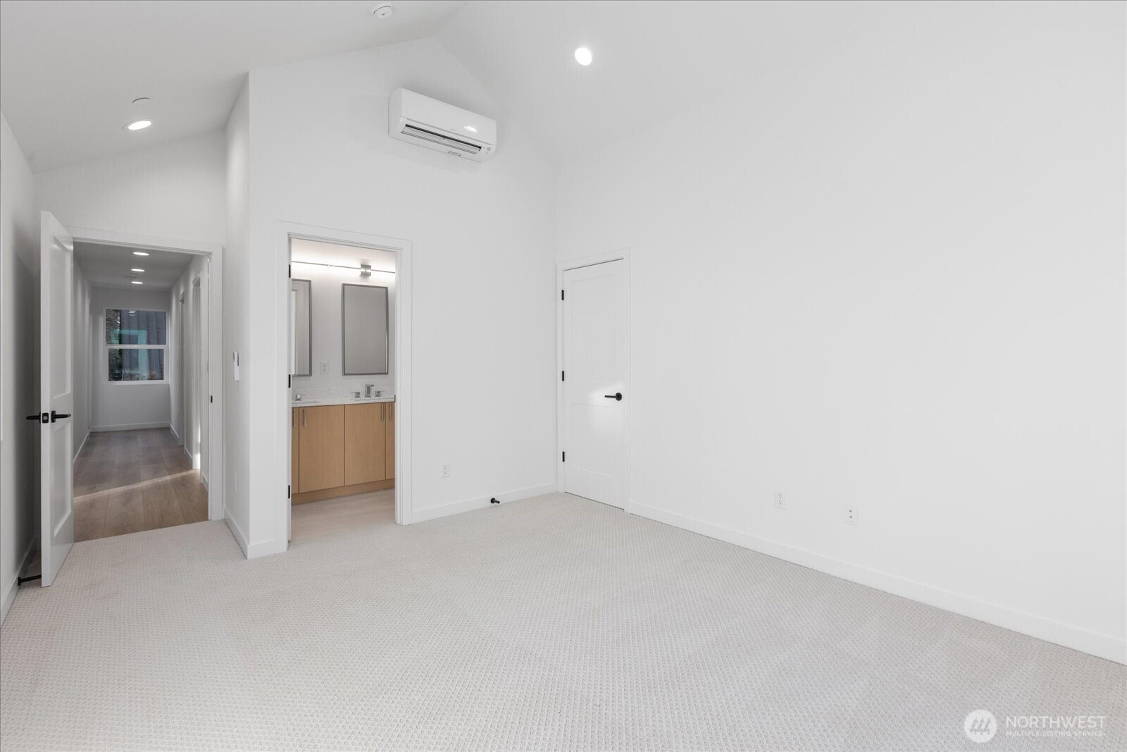 10738 Interlake Avenue North Seattle, WA 98133 - Photo 13 of 27