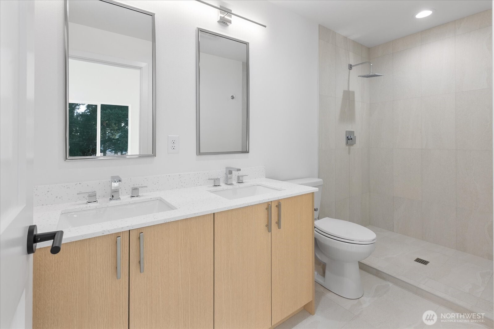 10738 Interlake Avenue North Seattle, WA 98133 - Photo 14 of 27