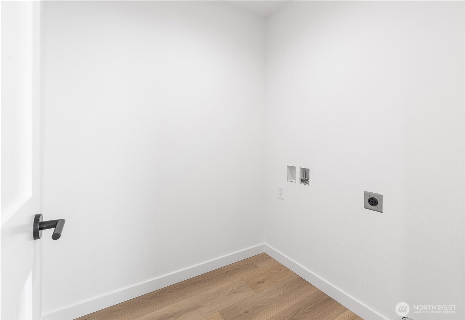 10738 Interlake Avenue North Seattle, WA 98133 - Photo 15 of 27