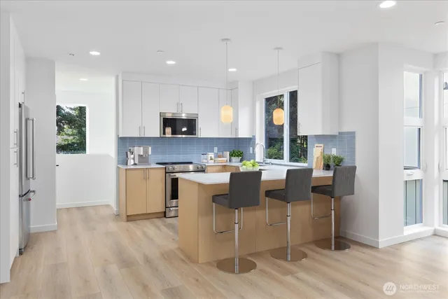 $879,950 | 10738 Interlake Avenue North, Seattle, WA 98133