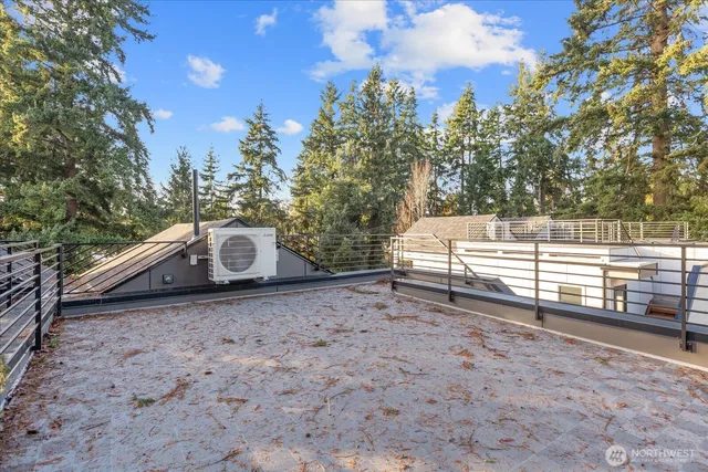 $879,950 | 10738 Interlake Avenue North, Seattle, WA 98133