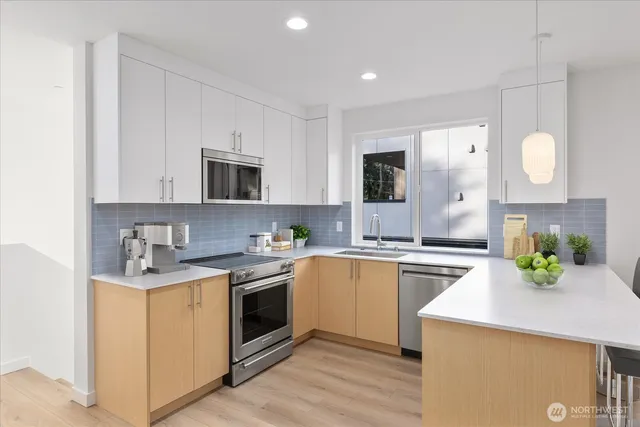 $879,950 | 10738 Interlake Avenue North, Seattle, WA 98133