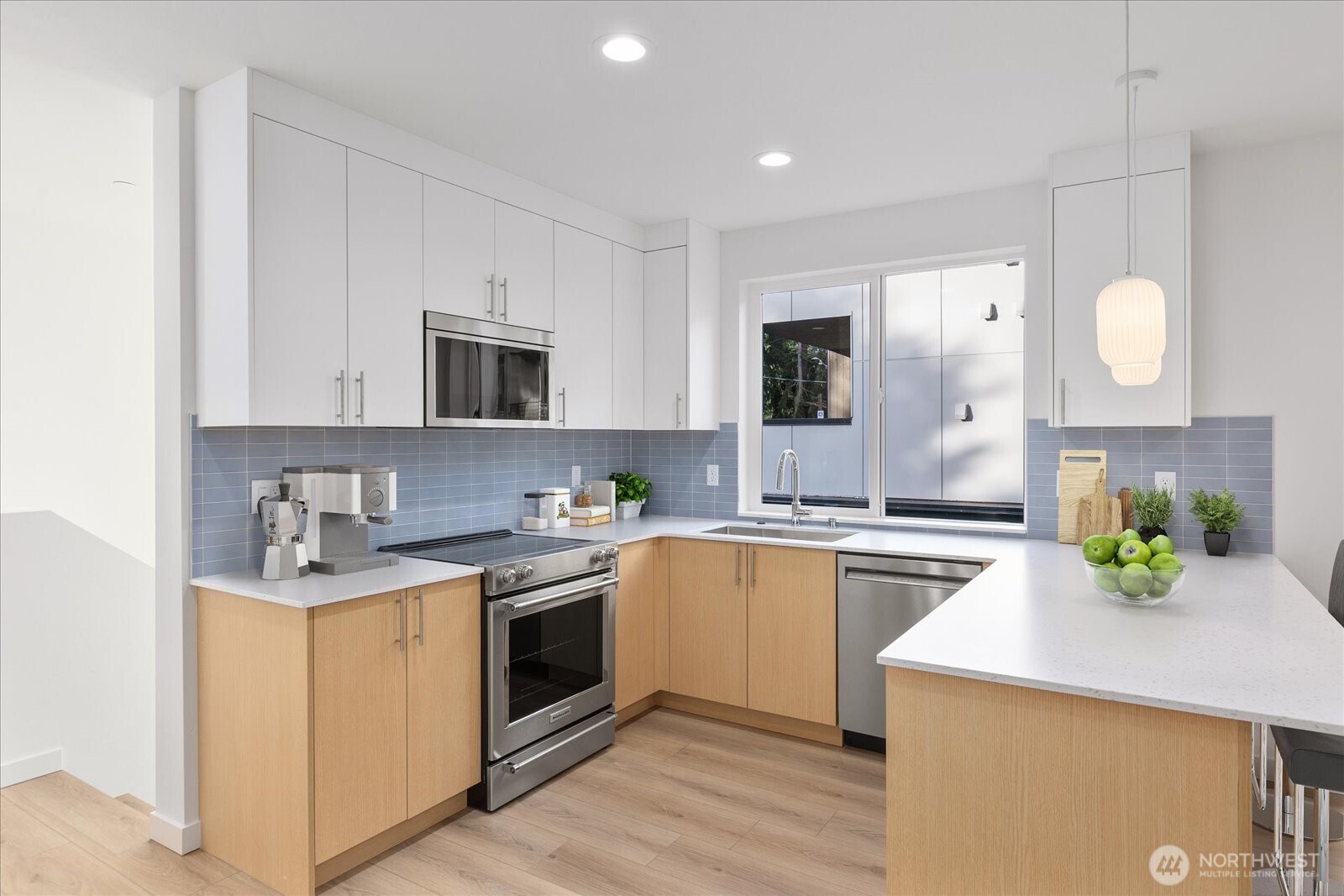 10738 Interlake Avenue North Seattle, WA 98133 - Photo 3 of 27