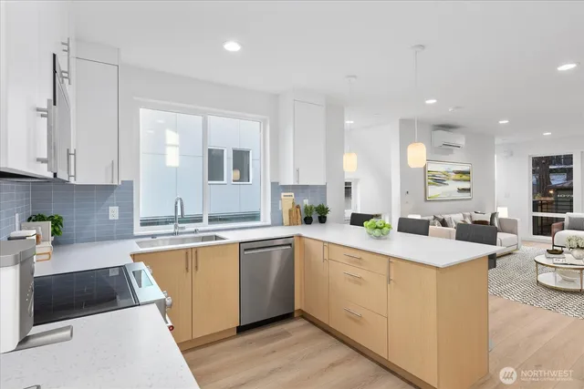 $879,950 | 10738 Interlake Avenue North, Seattle, WA 98133