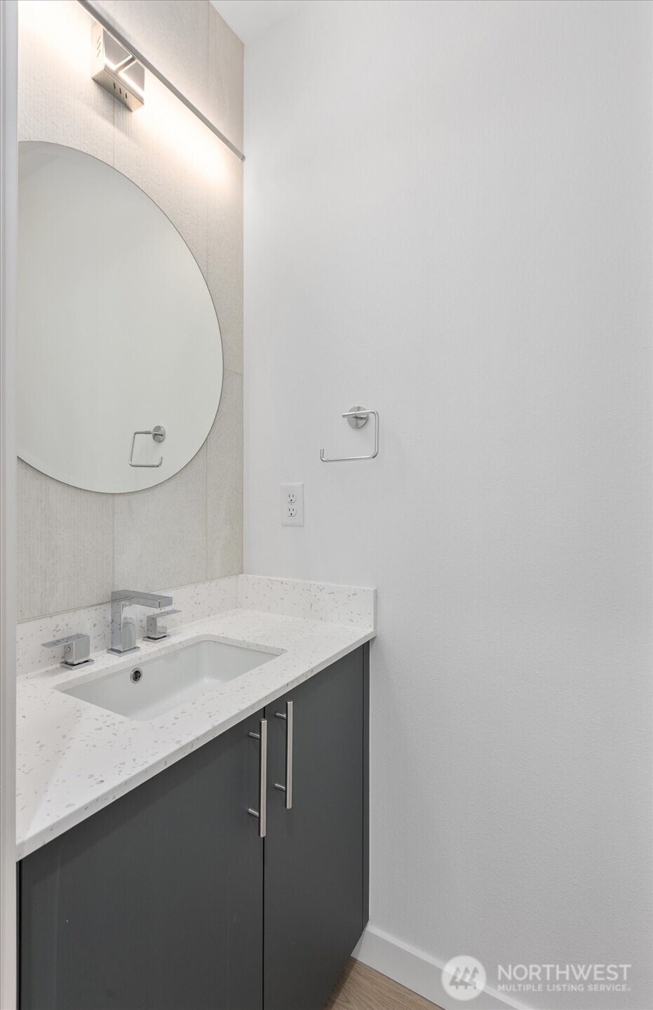 10738 Interlake Avenue North Seattle, WA 98133 - Photo 6 of 27