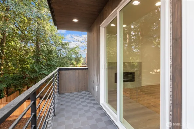 $879,950 | 10738 Interlake Avenue North, Seattle, WA 98133