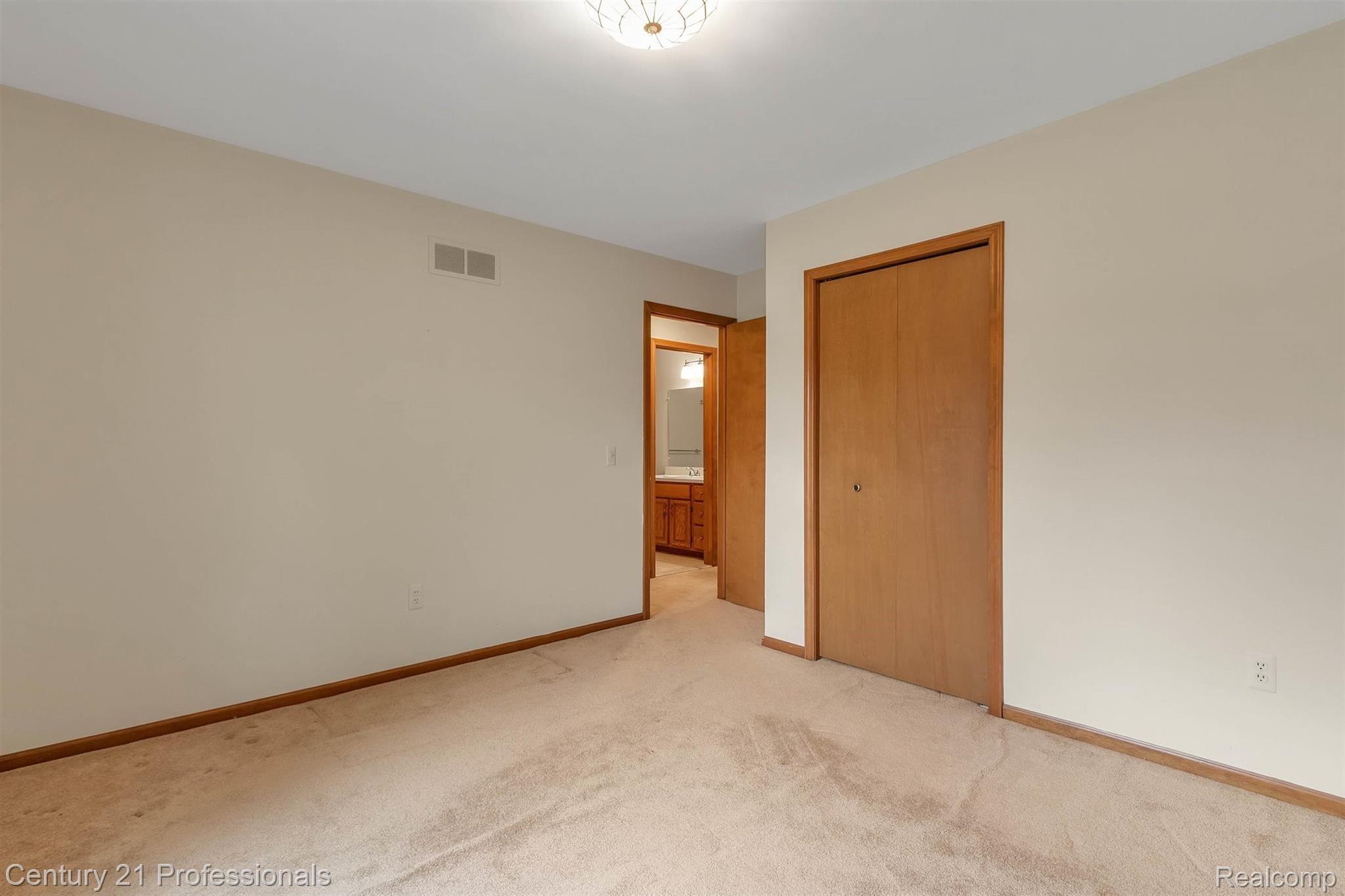 1605 Crestline Lane Rochester, MI 48307 - Photo 23 of 43 26-1605 Crestline Ln-WindowStill-Real-Estate-Photography-26.jpg