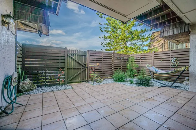 a view of a backyard