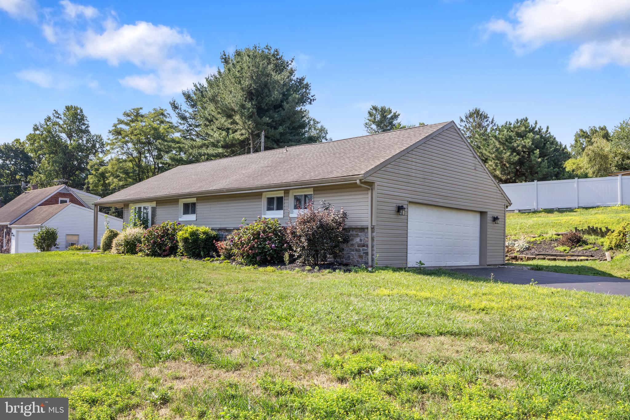 740 Hammond Road York, PA 17406 - Photo 3 of 32 Gallery Image 3