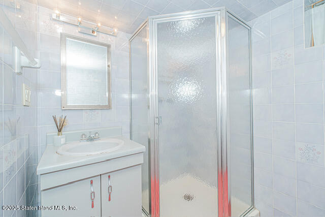122 Retford Avenue Staten Island, NY 10312 - Photo 28 of 29 a bathroom with a shower sink vanity and mirror