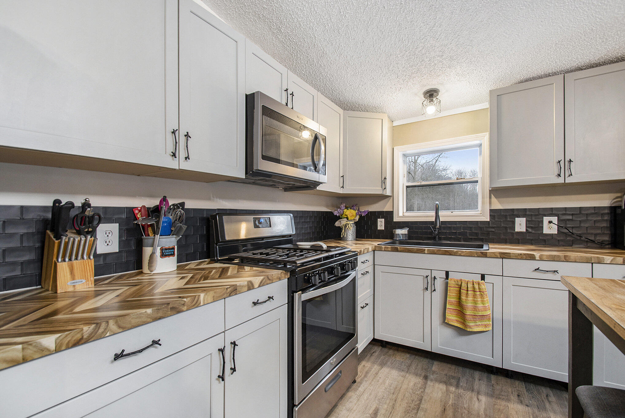 54677 California Road Dowagiac, MI 49047 - Photo 7 of 21 California Kitchen 3