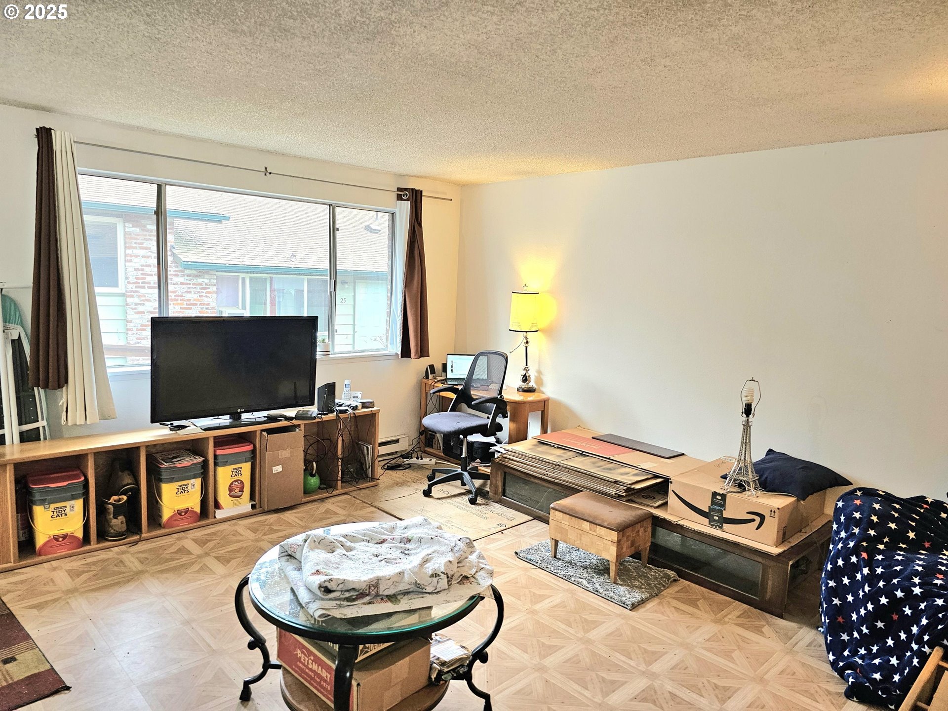 773 Boone Road Southeast, Unit 20 Salem, OR 97302 - Photo 6 of 20 a living room with furniture and a flat screen tv