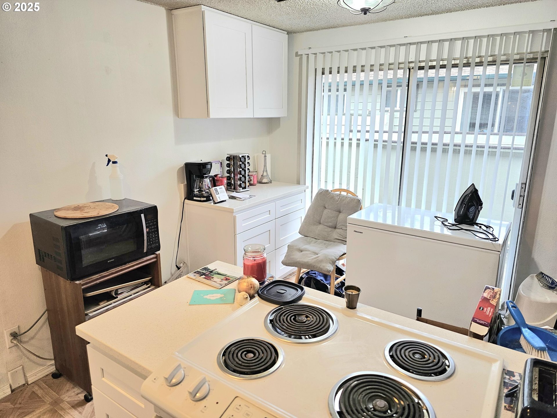773 Boone Road Southeast, Unit 20 Salem, OR 97302 - Photo 8 of 20 a kitchen with a stove and a microwave