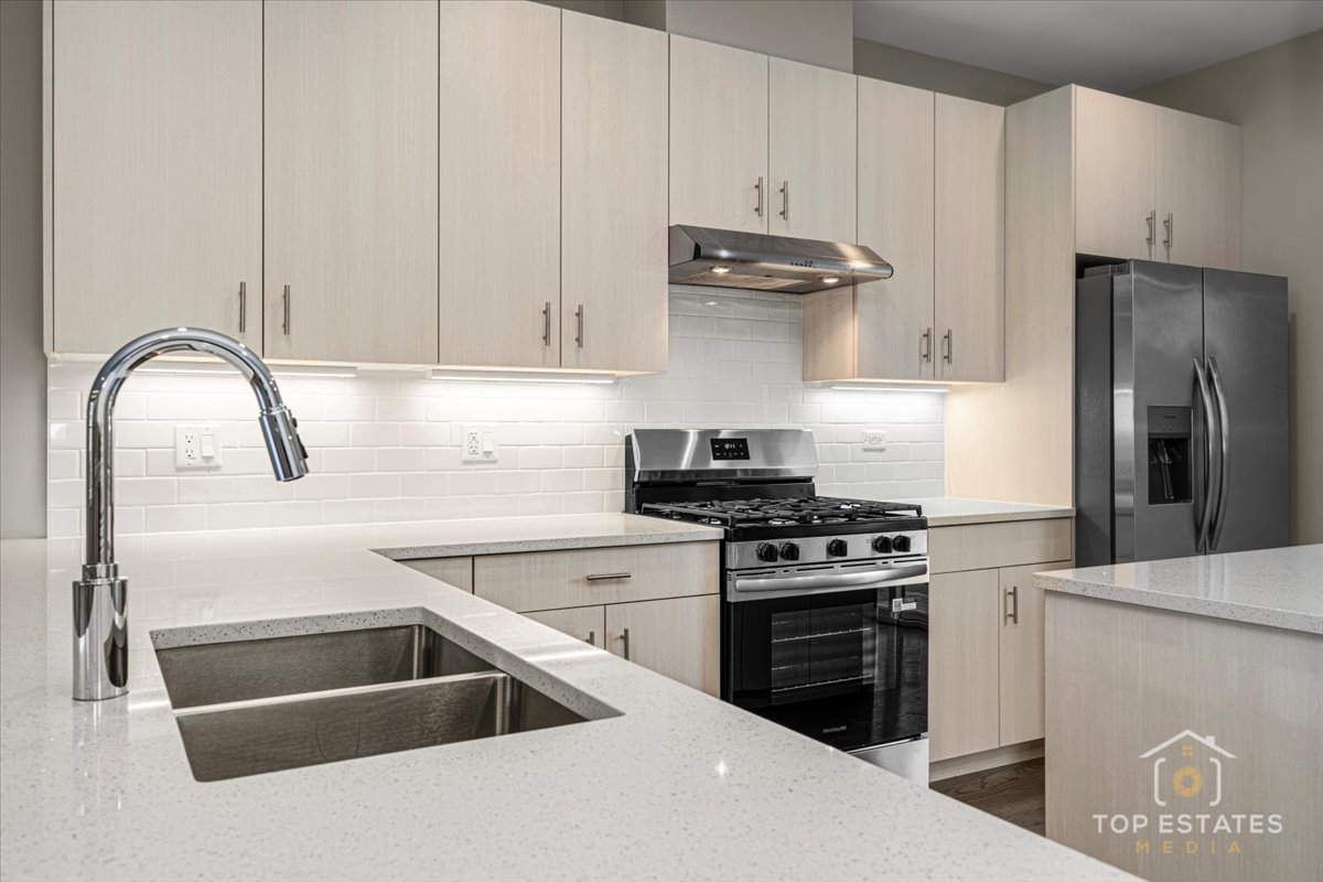 3638 South Western Avenue, Unit F Chicago, IL 60632 - Photo 15 of 36 a kitchen with a stove a refrigerator and a sink