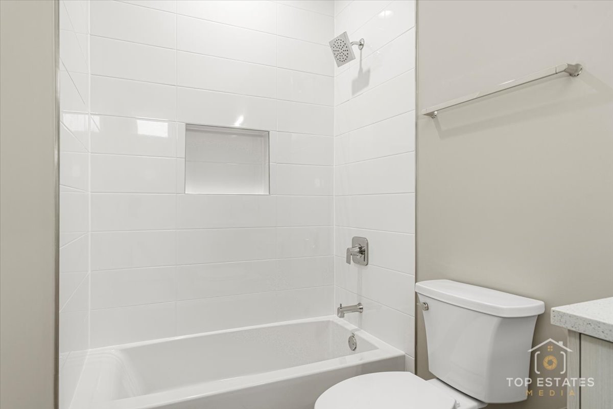 3638 South Western Avenue, Unit F Chicago, IL 60632 - Photo 25 of 36 a bathroom with a toilet and a bathtub