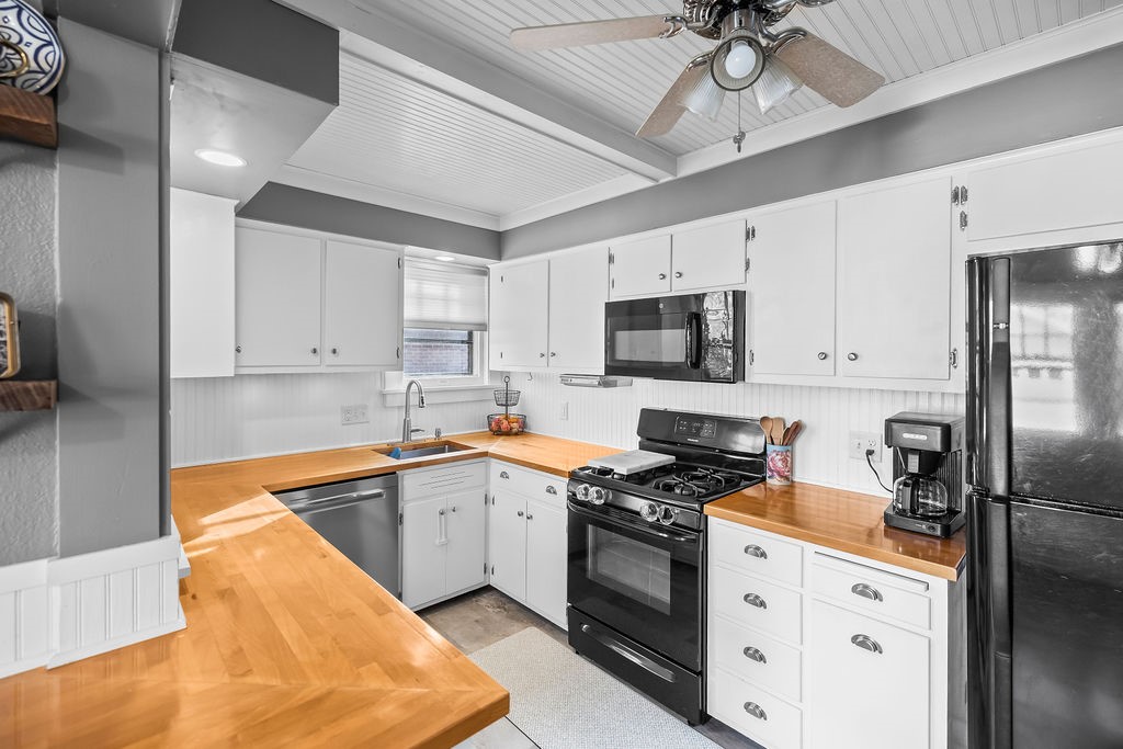 176 North Taylor Avenue Decatur, IL 62522 - Photo 15 of 45 a kitchen with granite countertop a sink stainless steel appliances and cabinets