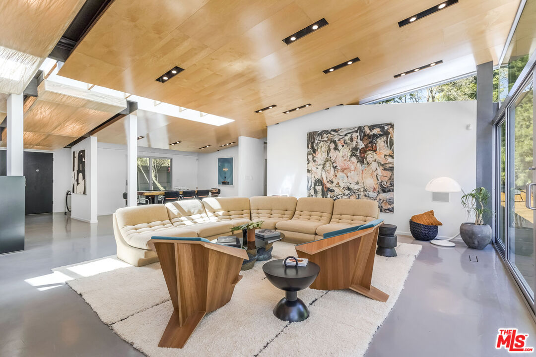 2538 Hutton Drive Beverly Hills, CA 90210 - Photo 11 of 63 a living room with furniture