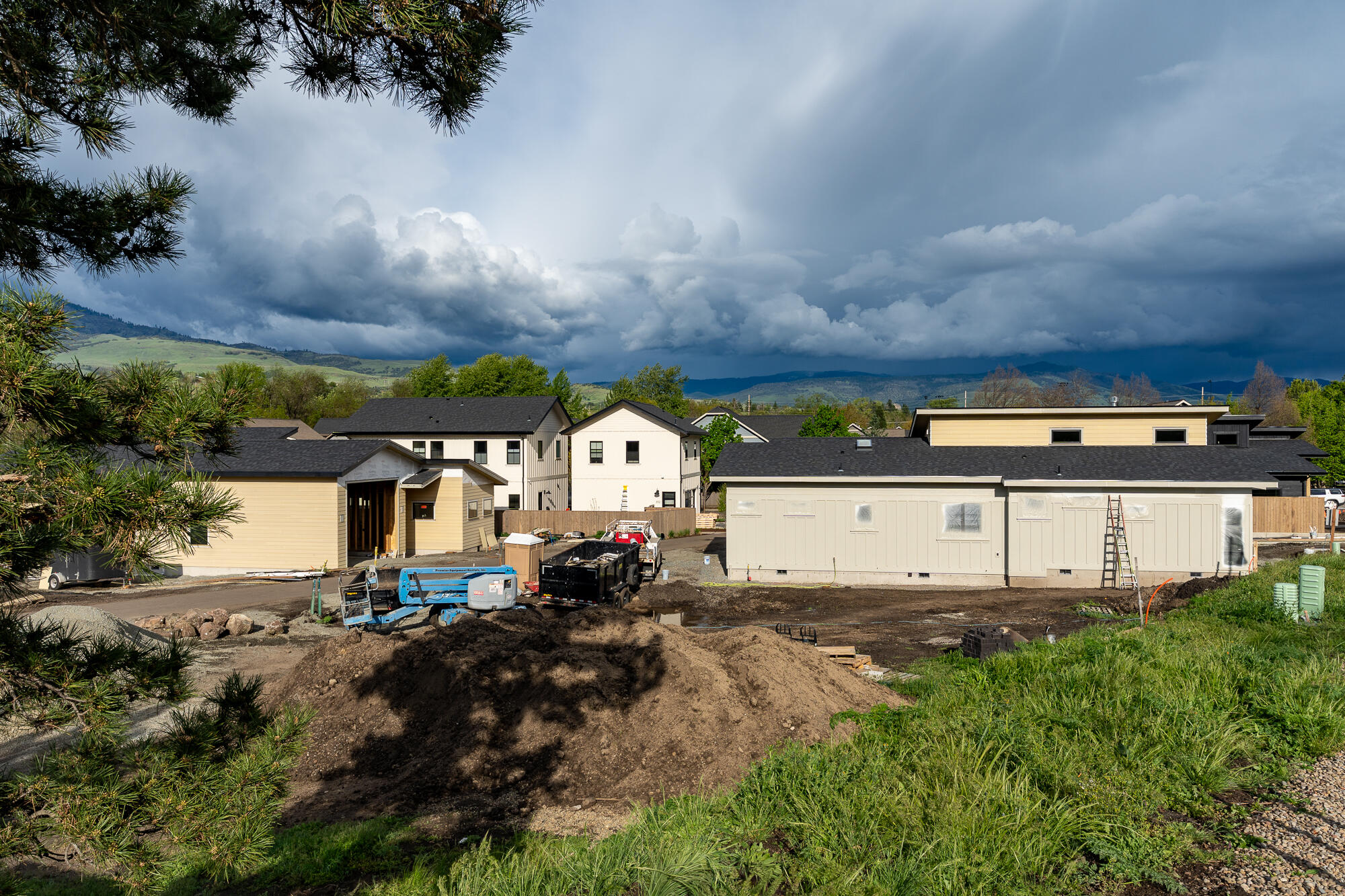 381 Clinton Street Ashland, OR 97520 - Photo 4 of 36 a view of a big yard with a house