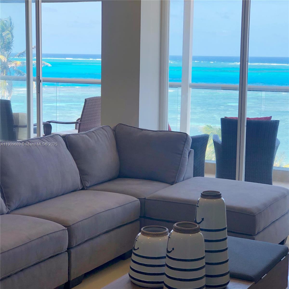 Las Cruces Las Cruces, SA 88001 - Photo 3 of 22 a living room with furniture and a large window