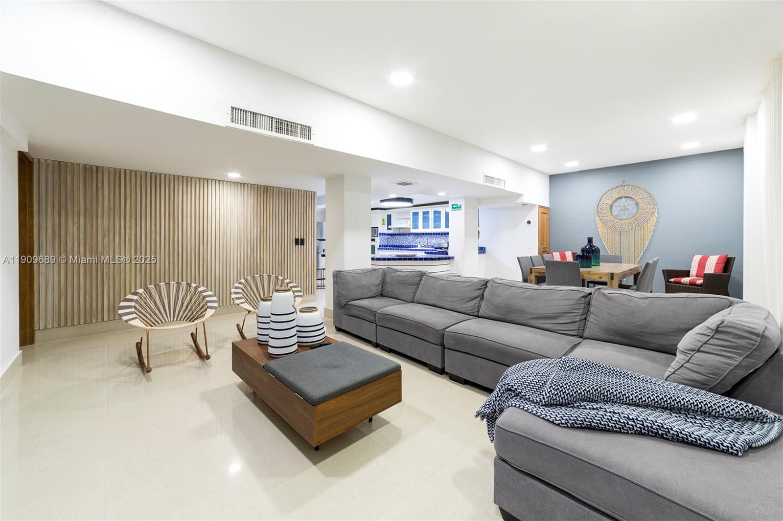 Las Cruces Las Cruces, SA 88001 - Photo 5 of 22 a living room with furniture and a large window