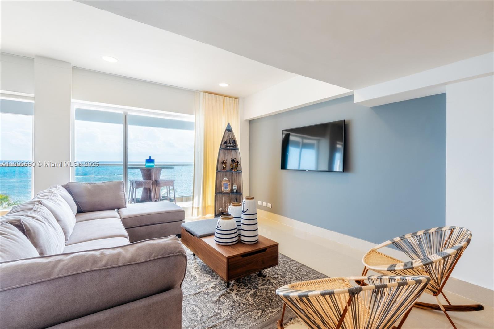 Las Cruces Las Cruces, SA 88001 - Photo 7 of 22 a living room with furniture and a large window