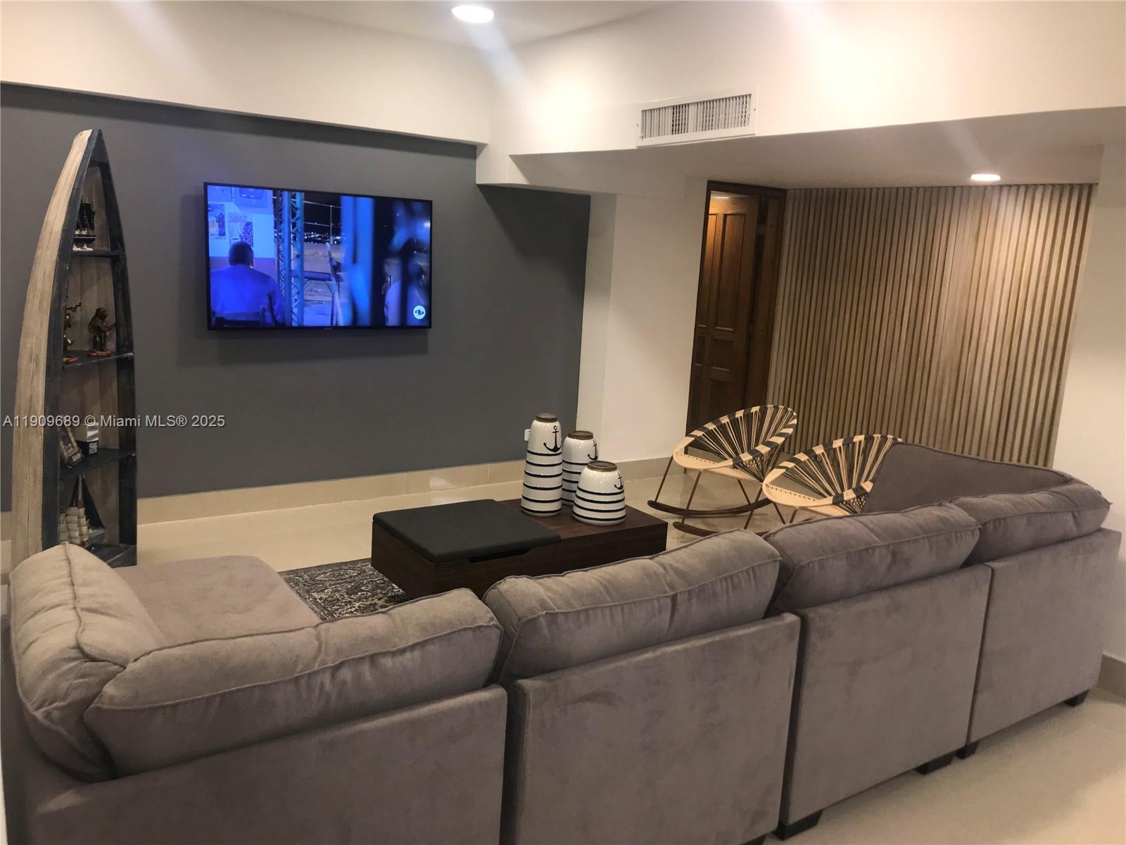 Las Cruces Las Cruces, SA 88001 - Photo 9 of 22 a living room with furniture