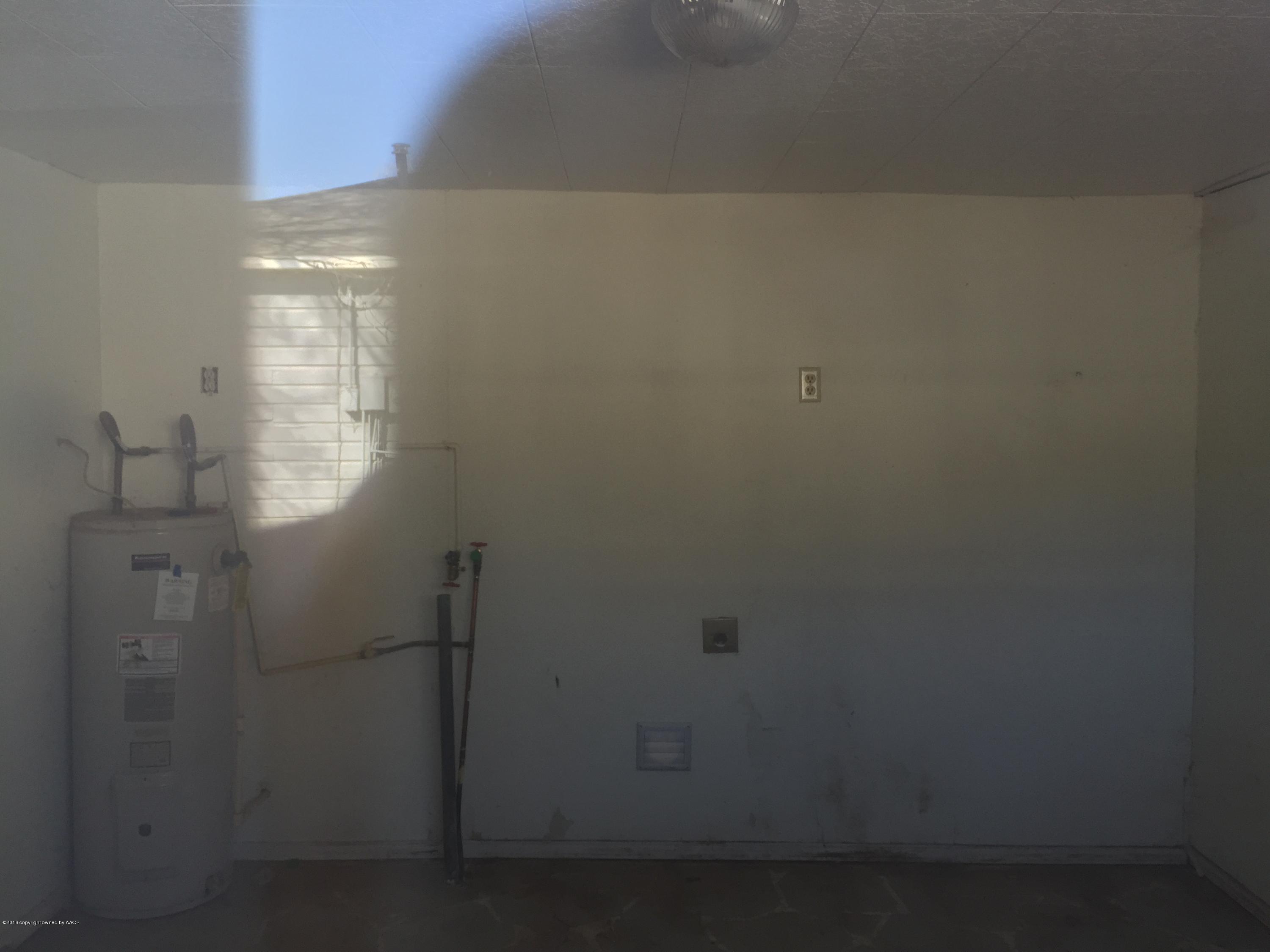 906 South Austin Street Amarillo, TX 79102 - Photo 8 of 10 a bathroom with a window