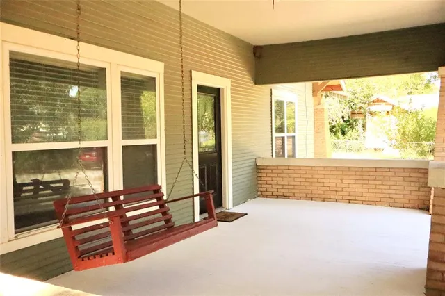 a view of livingroom with furniture