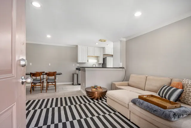 $225,000 | 1880 White Oak Drive, Unit 111, Houston, TX 77009